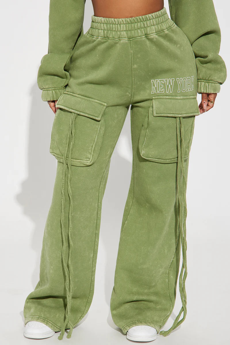 NEW YORK VIBES CARGO SWEATPANTS